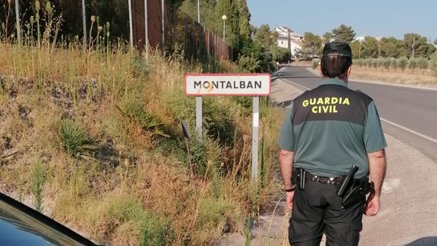 La Guardia Civil rescata con vida a dos personas en un incendio de una vivienda en Montalbán