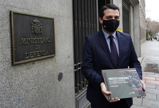 El alcalde, mostrando documentación de la candidatura ante el Ministerio de Defensa