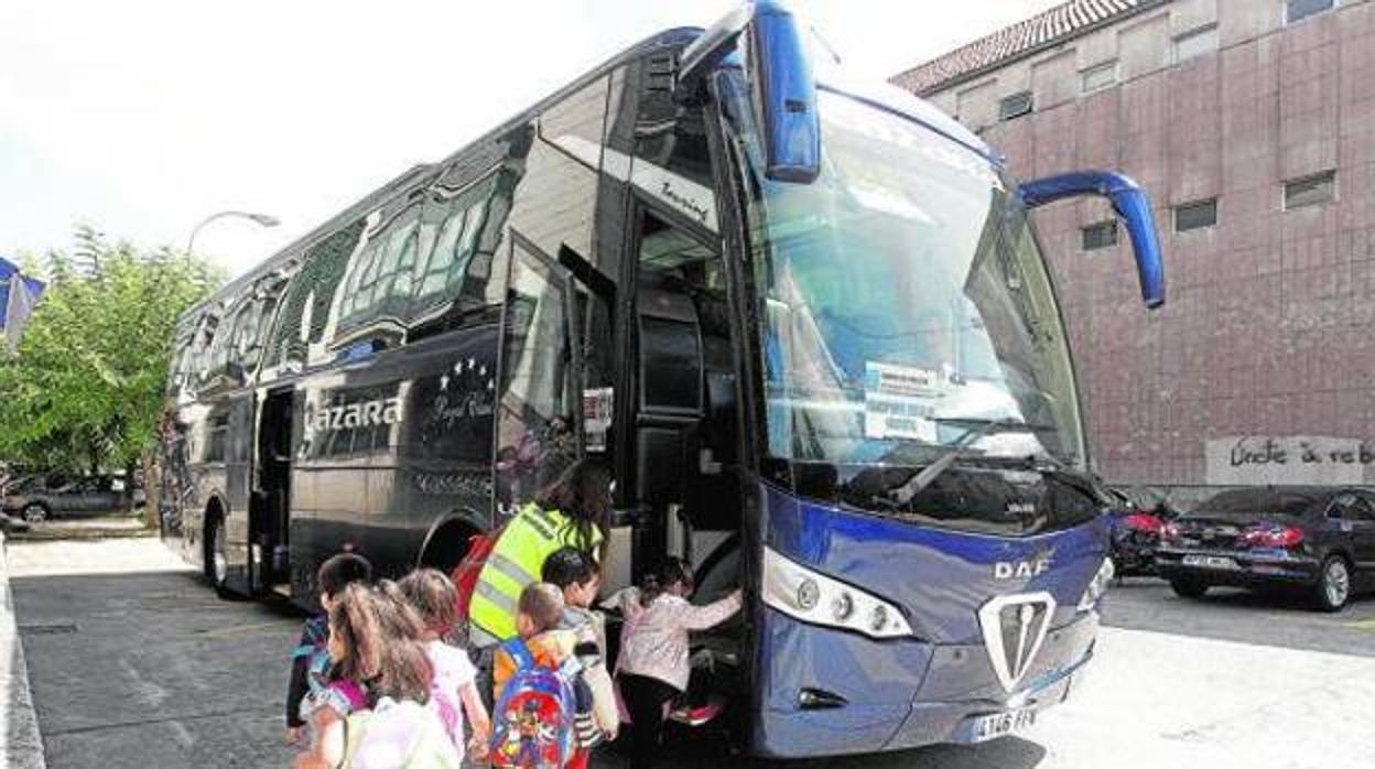 Escolares abordando el autobús que les lleva al colegio