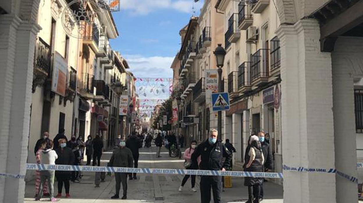 Calle acordonada en Santa Fe por el terremoto en Granada