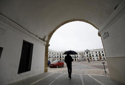 Una persona entra en la plaza Octogonal