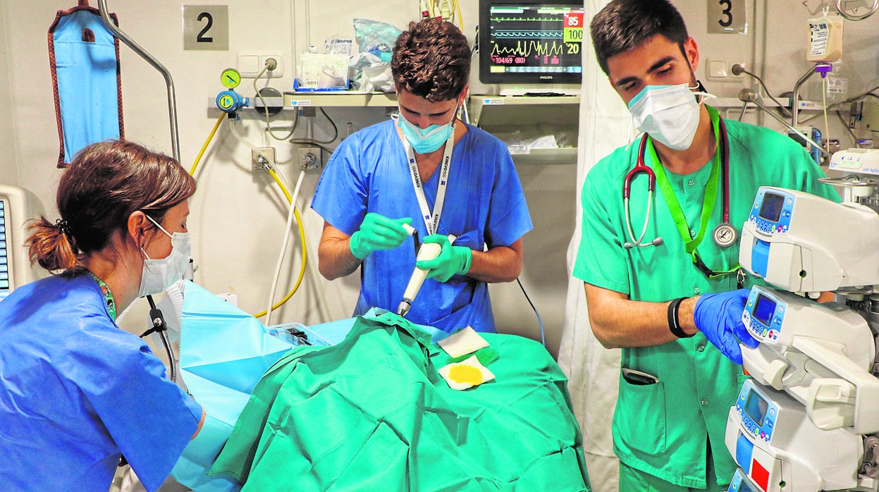 Santiarios del Hospital Reina Sofía con un paciente Covid-19