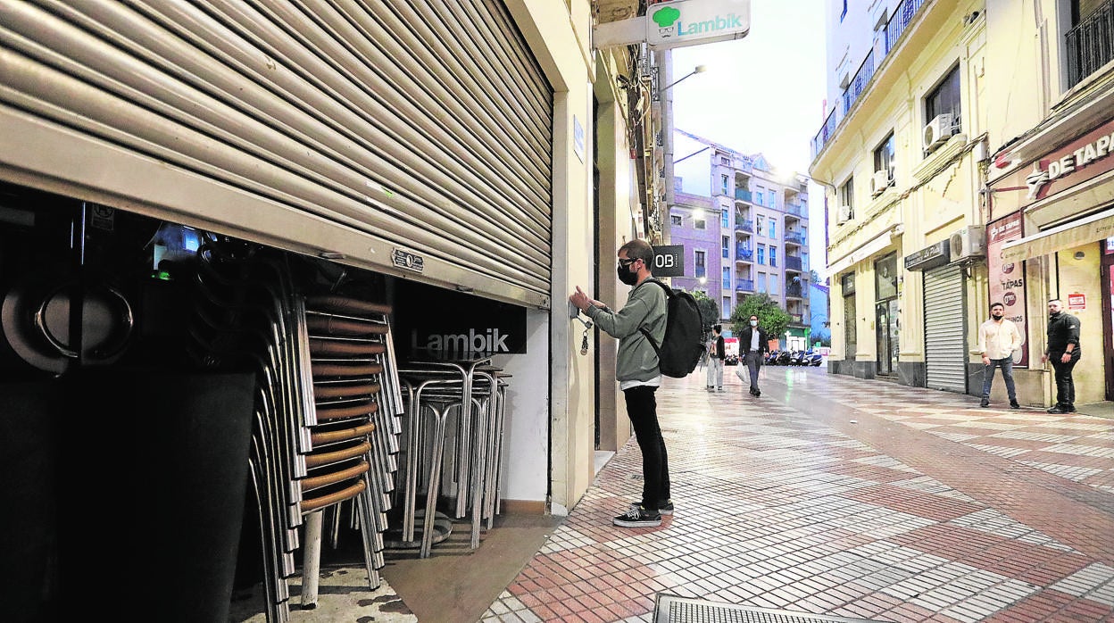 Cierre de un comercio de Córdoba a las 18 horas en una tarde de noviembre pasado