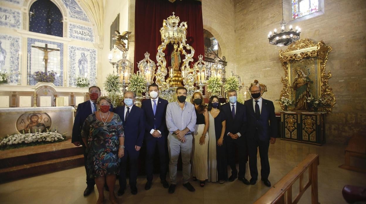 El alcalde, José María Bellido, con la anterior junta de la Agrupación de Cofradías, ante la Virgen de la Fuensanta