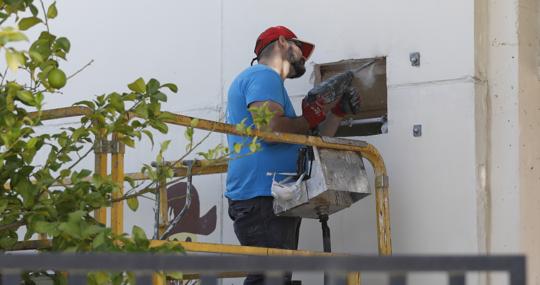 Un trabajador realizando obras de climatizacion la pasada primavera en un colegio