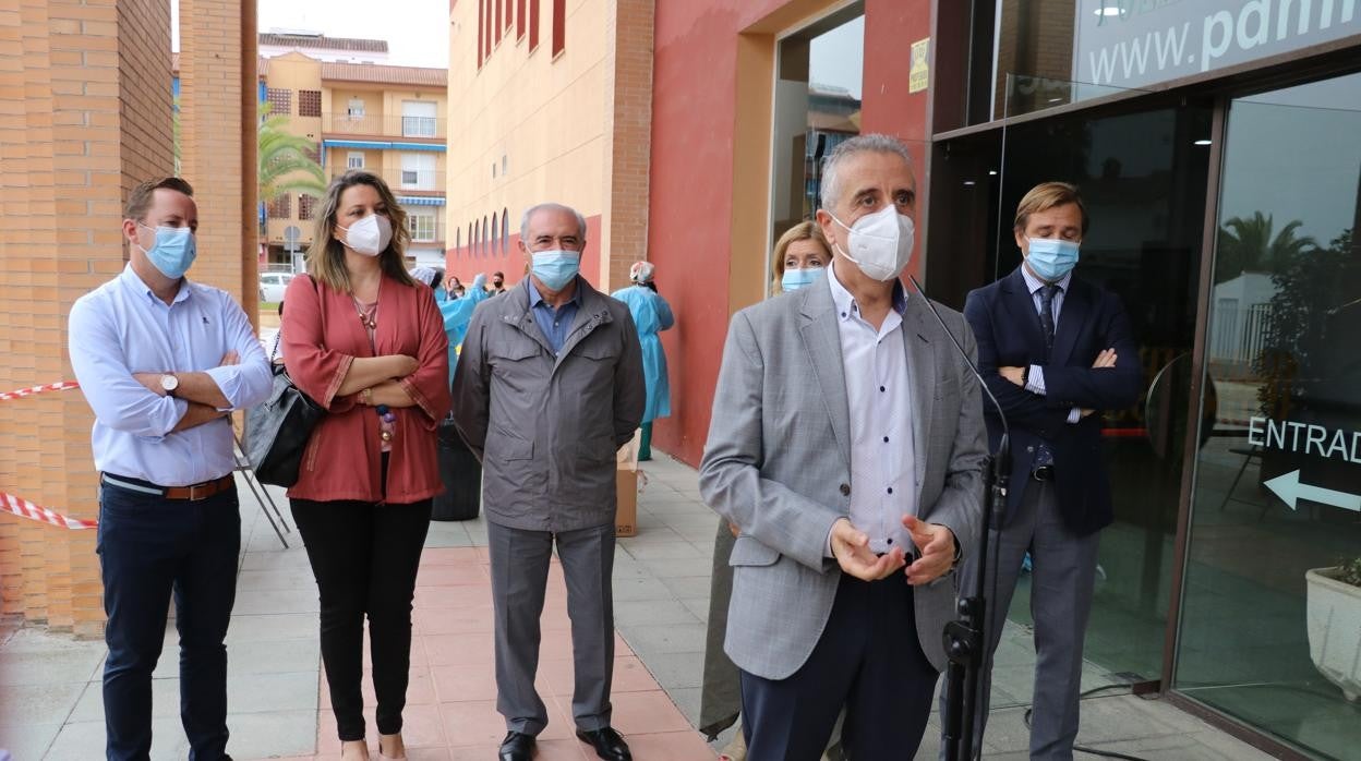 El alcalde de Lucena, al frente, junto con otras autoridades al inicio del cribado masivo de septiembre