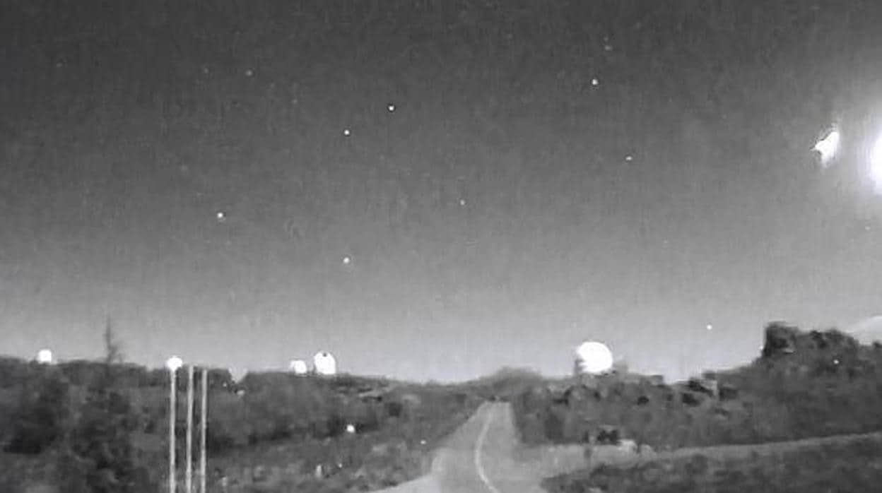 Imagen de una de las noches que cruzó una bola de fuego el cielo de Andalucía