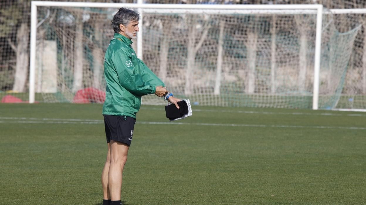 Pablo Alfaro dirigiendo la sesión de este mismo viernes