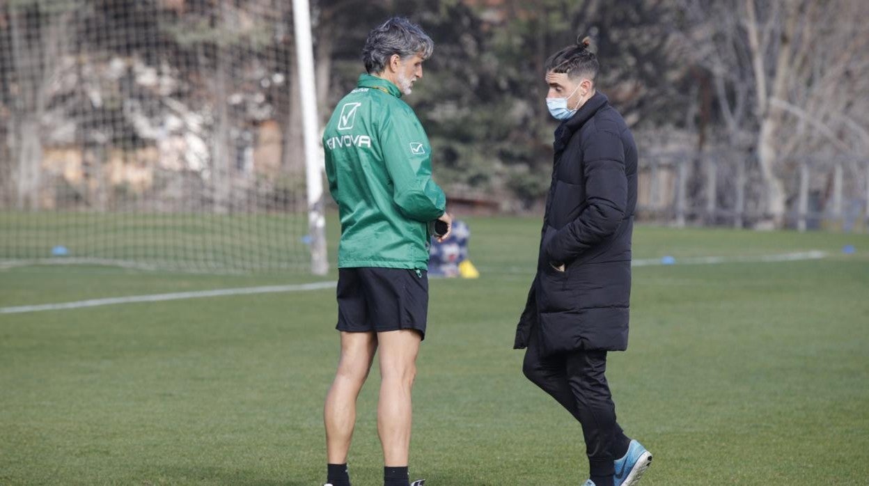 Samu Delgado charla con Pablo Alfaro en el entrenamiento de esta mañana