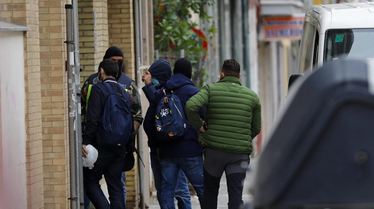 Agentes de la Policía Nacional en la entrada en Nicolás Orta