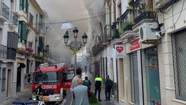 Mueren dos perros y una anciana resulta afectada por inhalación de humo en un incendio en Baena