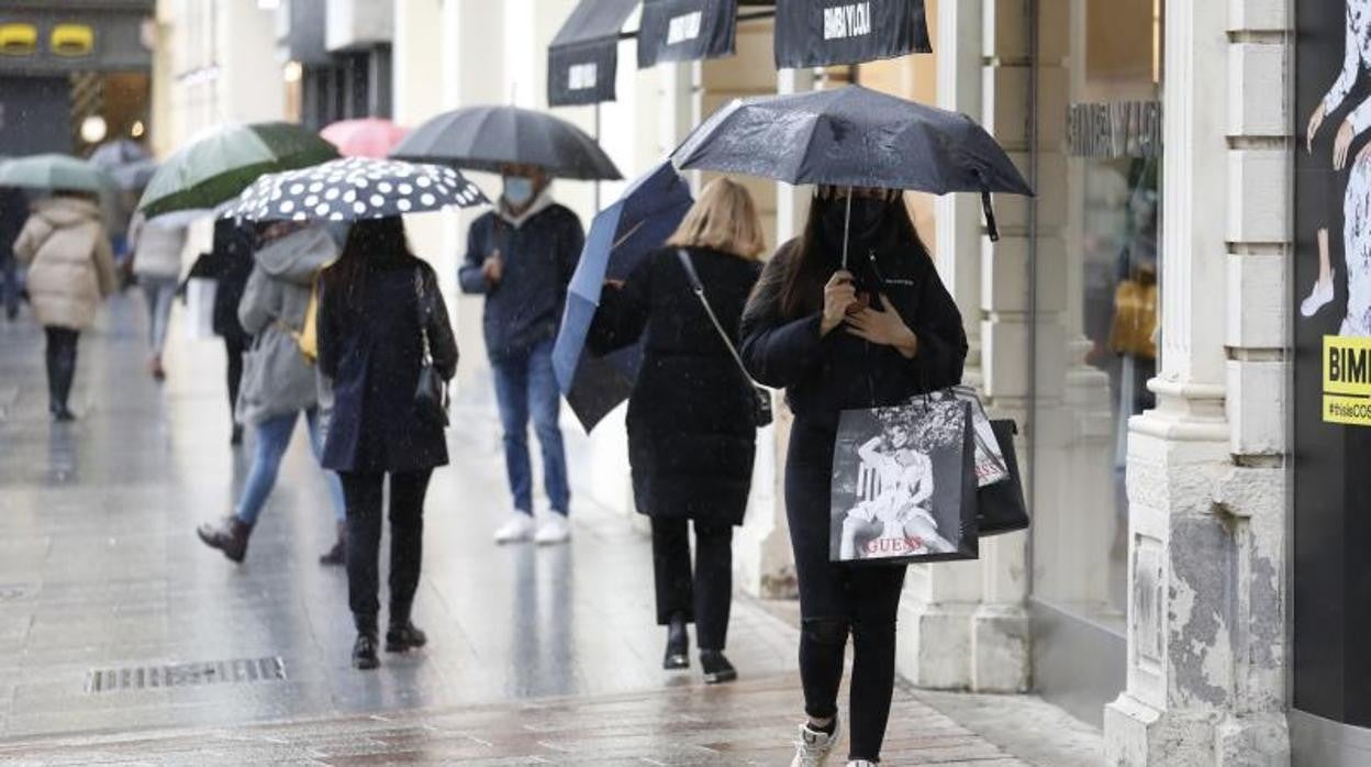 Imagen de un día lluvioso en la plaza de las Tendillas