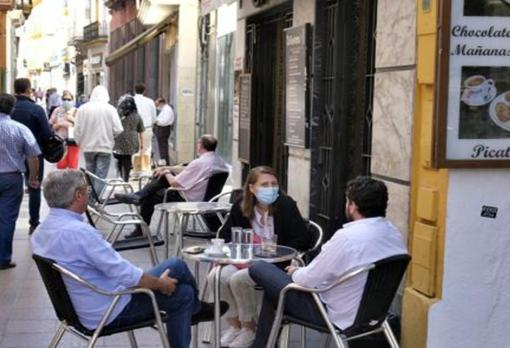 Tres personas en un bar de Andalucía, ya que el máximo para reuiones es de cuatro