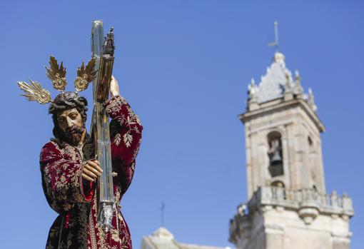 Nuestro Padre Jesús Narareno, con la torre de San Andrés al fondo