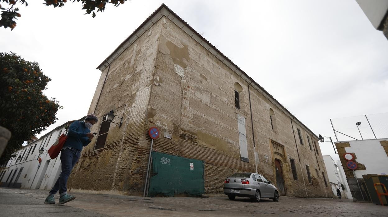 Un joven pasa delante del Convento Regina de Córdoba