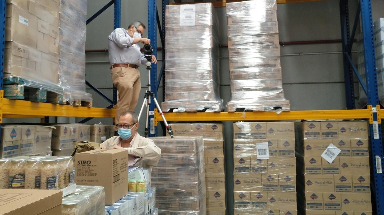 Dos personas trabajando en el almacén del Banco de Alimentos