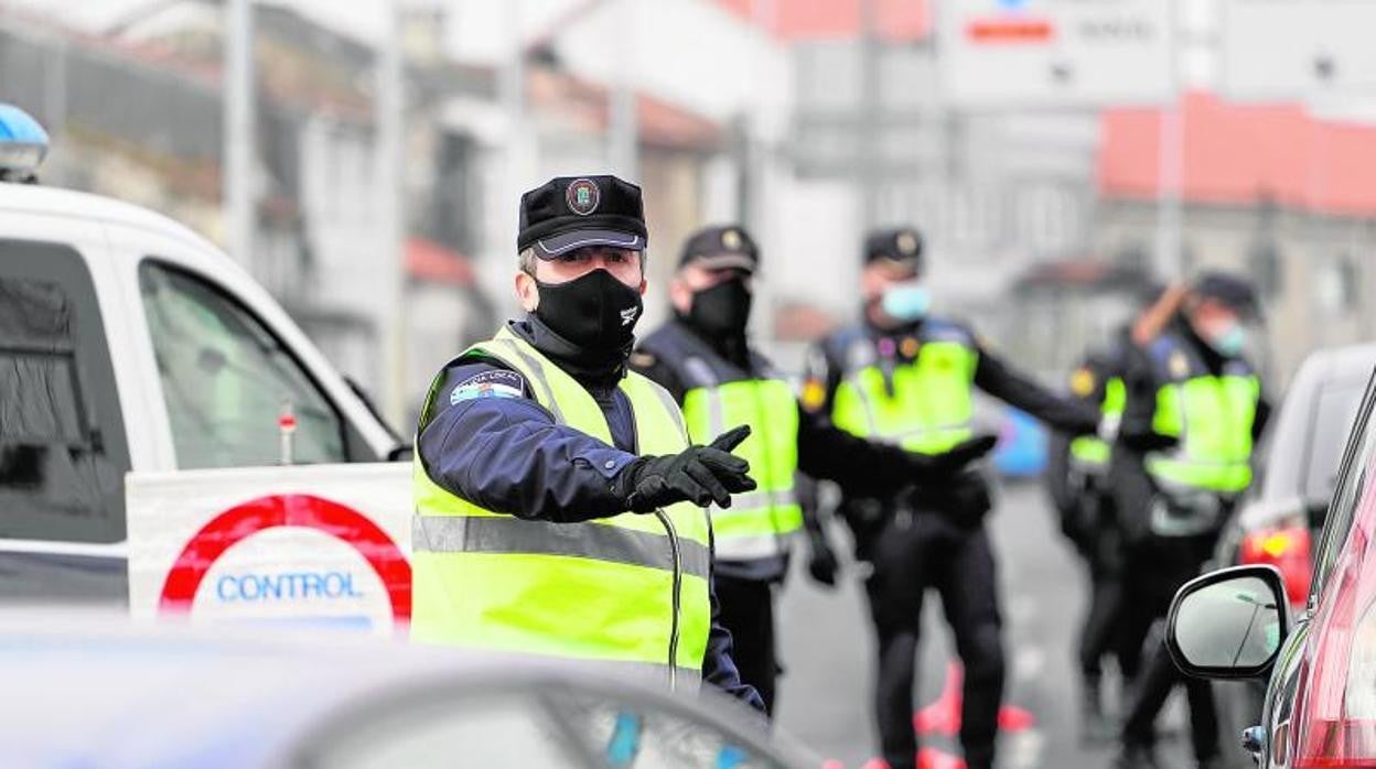 Control policial para poder salir de una localidad afectada por el coronavirus