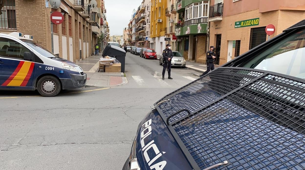 Agentes de la Policía Nacional cortando el acceso a la calle Nicolás Orta dutante la Operación