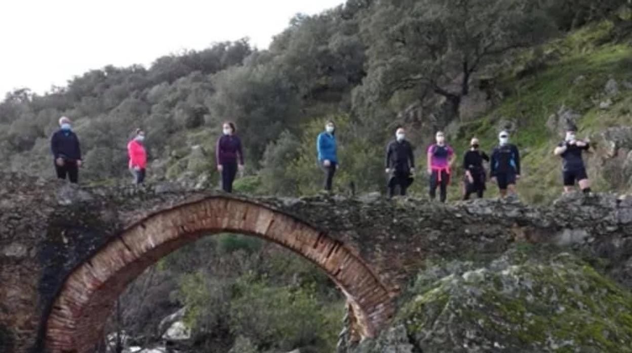 Senderistas en el Puente Mocarra de Espiel