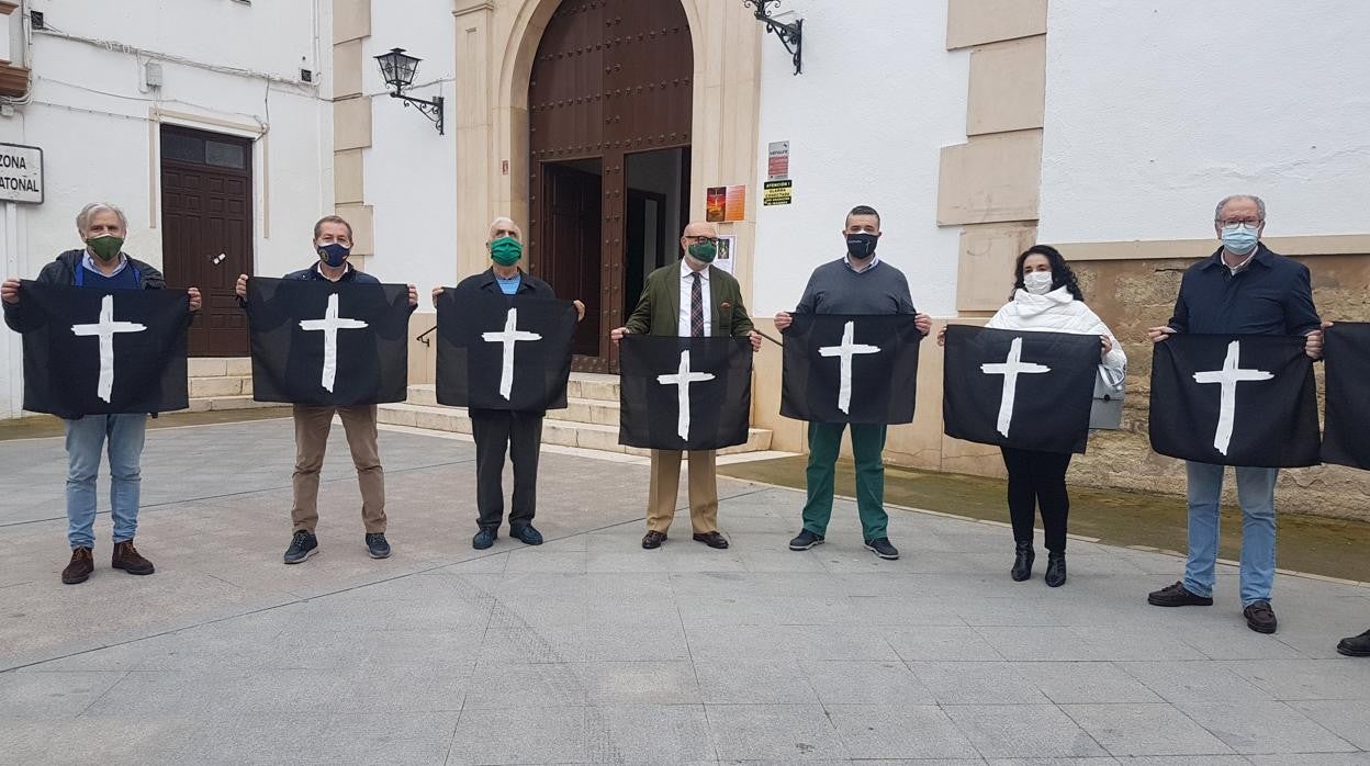 El portavoz de Vox en el Parlamento, en el centro, este mediodía en Aguilar de la Frontera