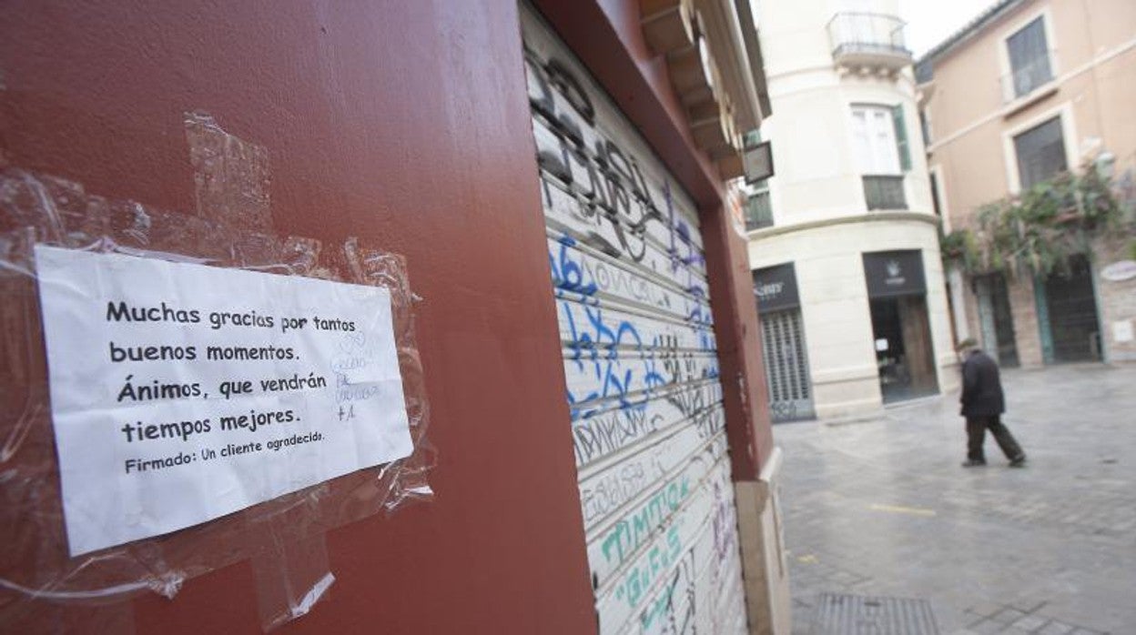 Cartel de agradecimiento de un cliente en uno de los bares cerrados del centro de Málaga