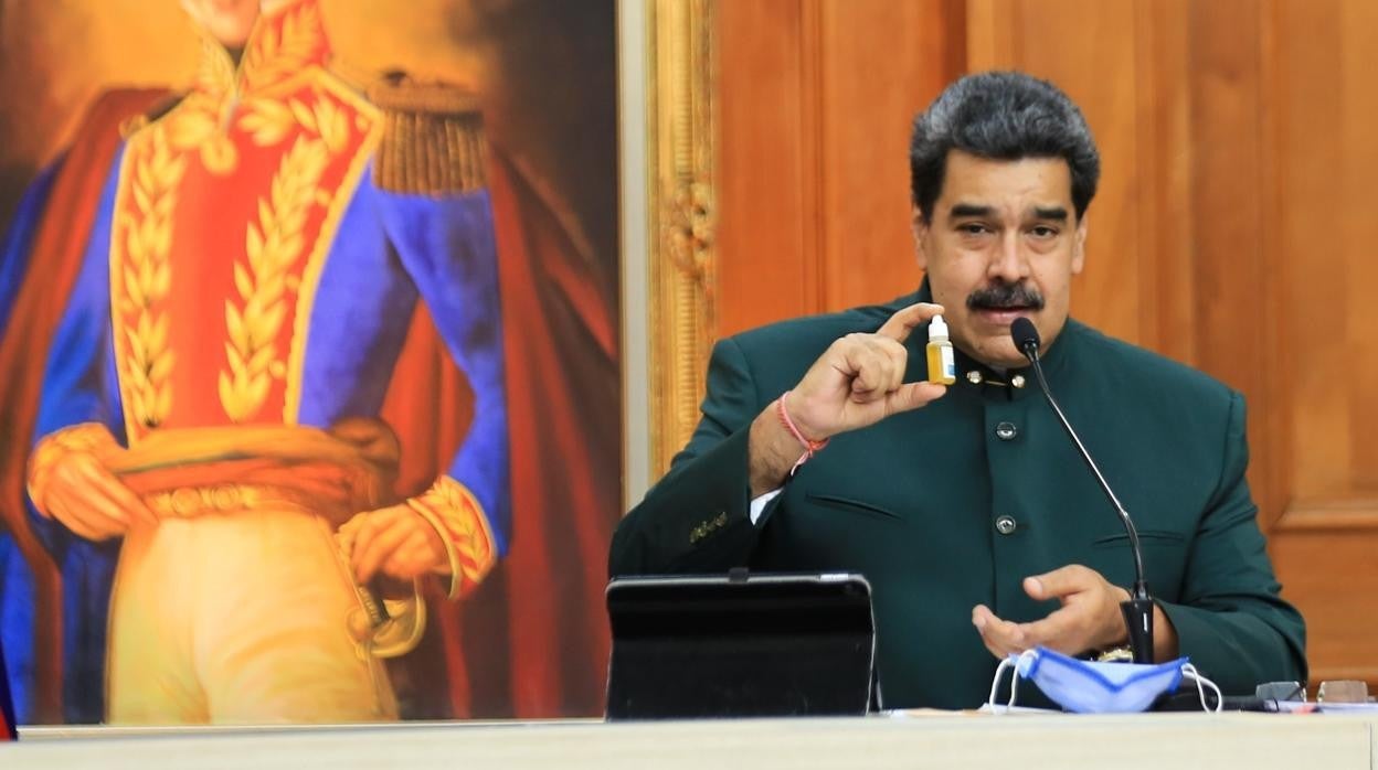 Nicolás Maduro enseñando el Carvativir en una comparecencia de prensa