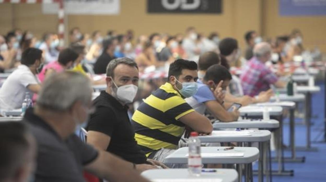 Opositores durante la realización de un examen