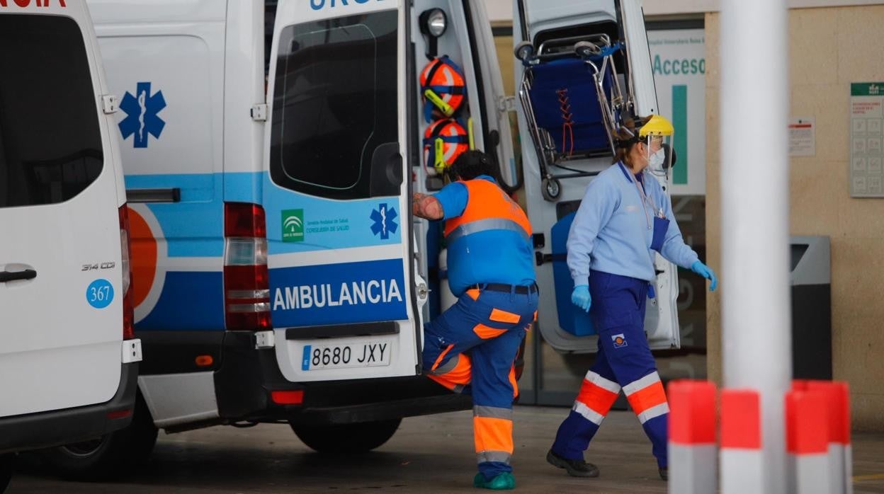 Profesionales sanitarios de una ambulancia, en el Hospital Reina Sofía de Córdoba