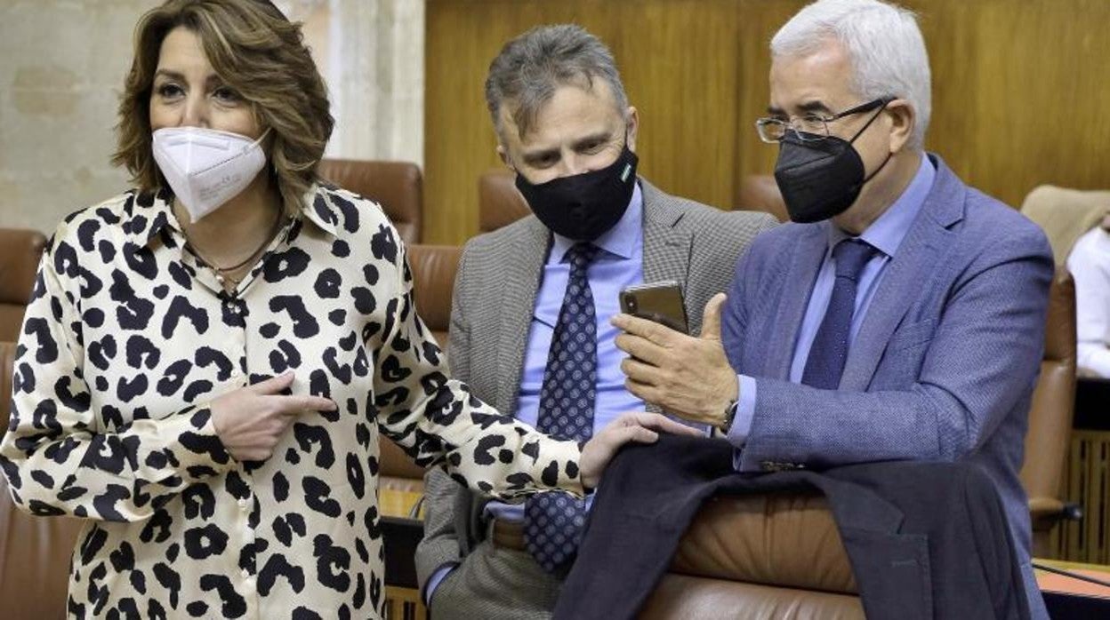 Susana Díaz, junto a José Fiscal y Manuel Jiménez Barrios en el Parlamento andaluz