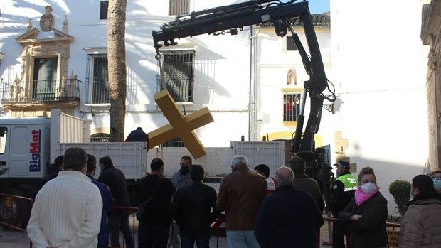 Vox pide la dimisión de la consejera de Cultura por permitir la retirada de la cruz de Aguilar de la Frontera