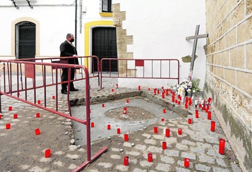 Los vecinos de Aguilar colocaron una cruz de madera, flores y velas en el lugar