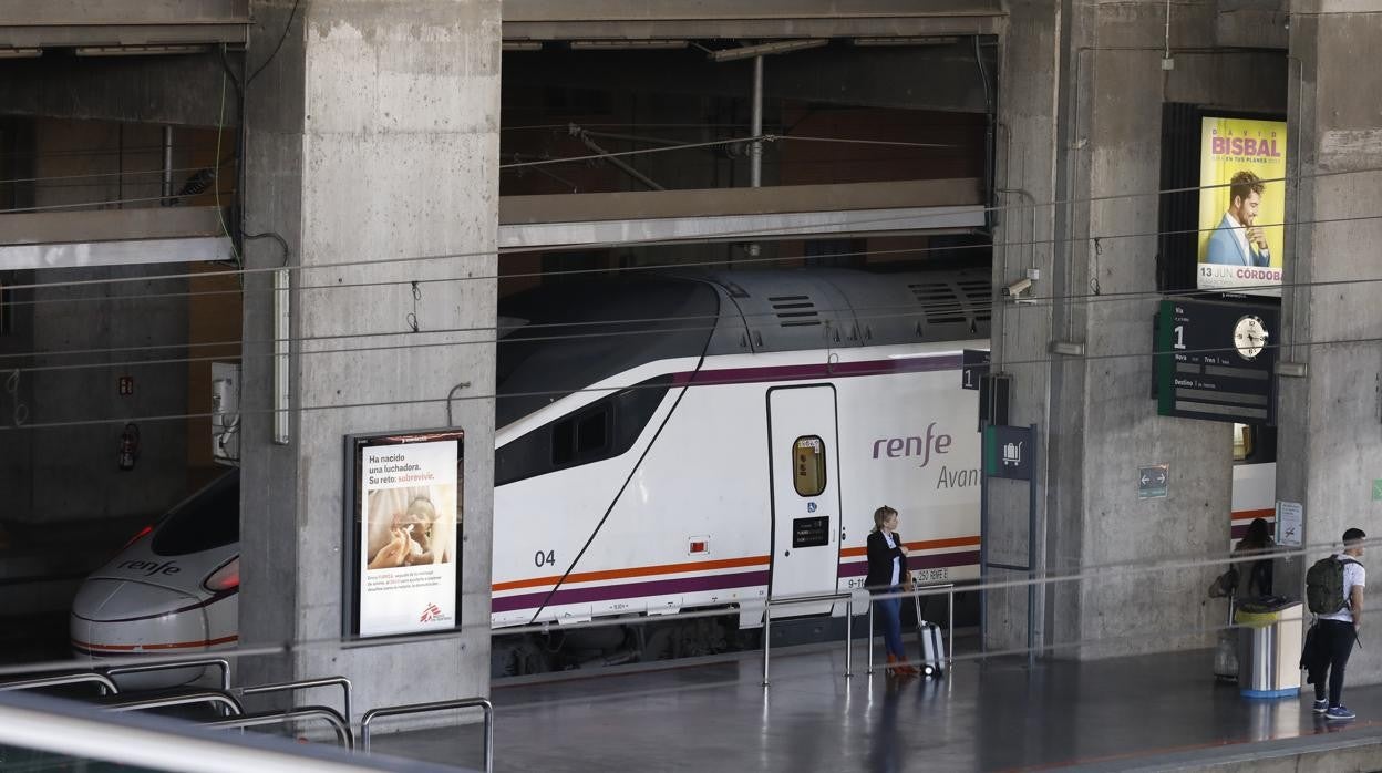 Un tren de alta velocidad en la estación de Córdoba