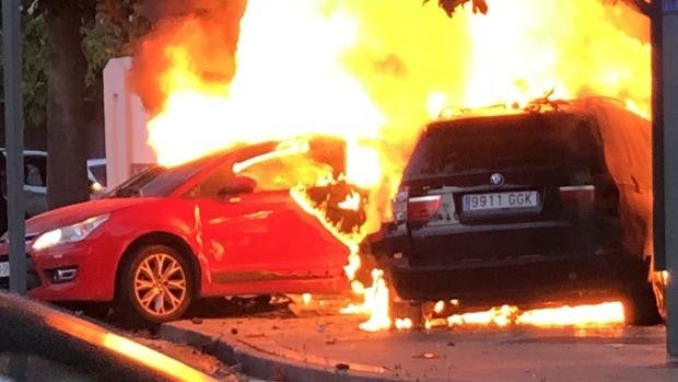 Espectacular accidente en Málaga con dos coches ardiendo y varios heridos graves