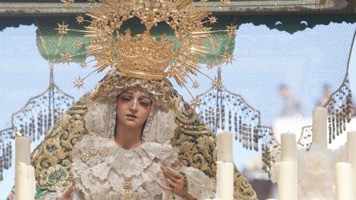 María Santísima de la Esperanza, en su paso de palio