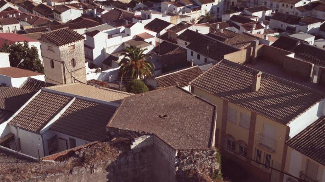 un sanitario realiza una prueba diagnóstica a un paciente en Córdoba