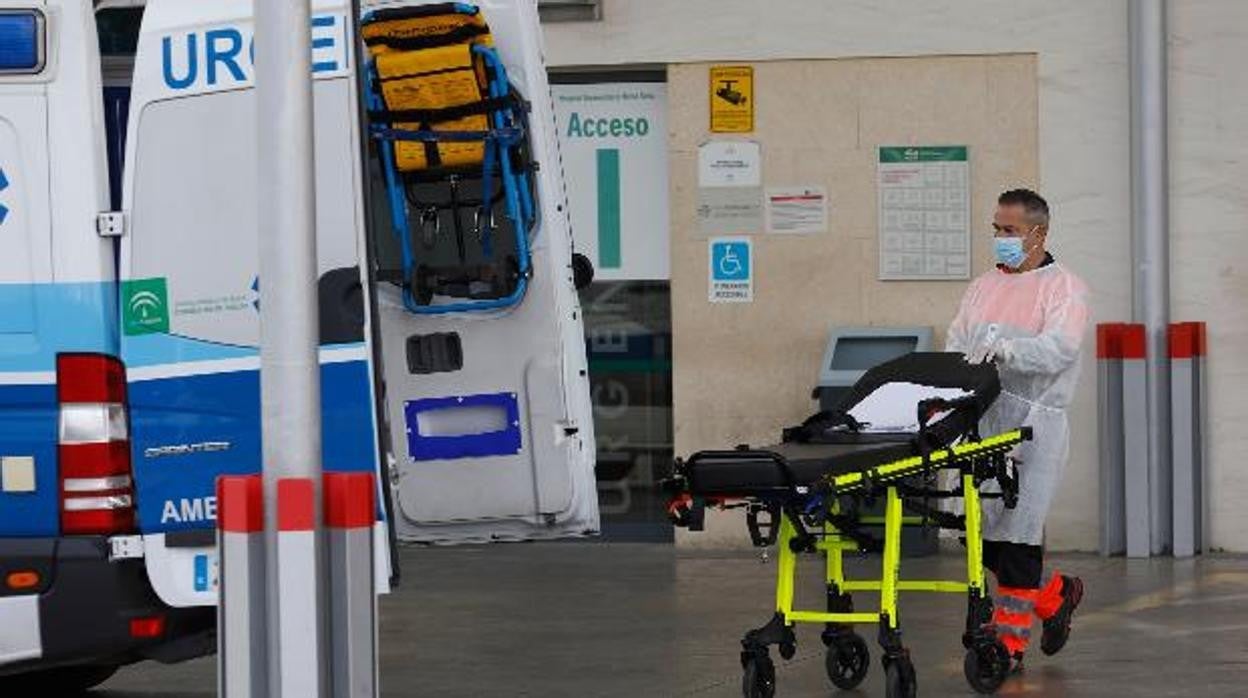 Un sanitario en la puerta de un centro hospitalario