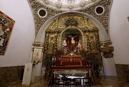 Capilla del Cristo de Gracia y a sus pies, el relicario de san Juan Bautista de la Concepción