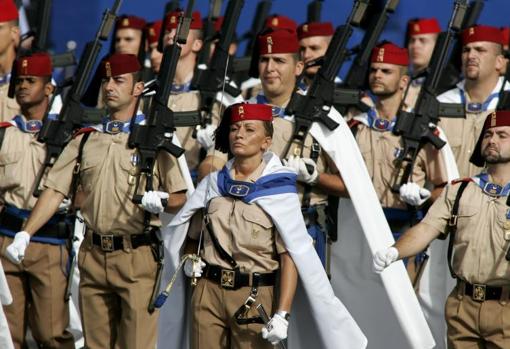 Soldados de Regulares desfilando en Melilla