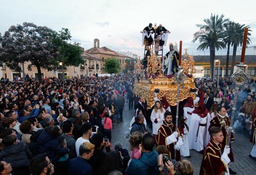 El paso del Descendimiento, con la ermita al fondo a la izquierda, en abril de 2019