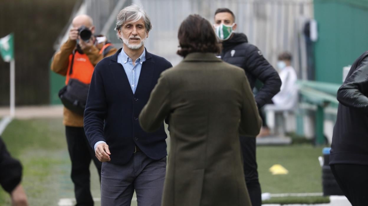 Pablo Alfaro saluda a David Tenorio, entrenador del Granada B