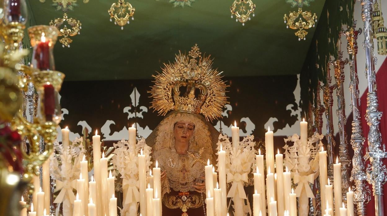 María Santísima de la Esperanza del Valle, titular de la Sagrada Cena, en su paso de palio