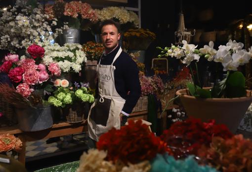 Luis Nevado, en su floristería Pinsapo