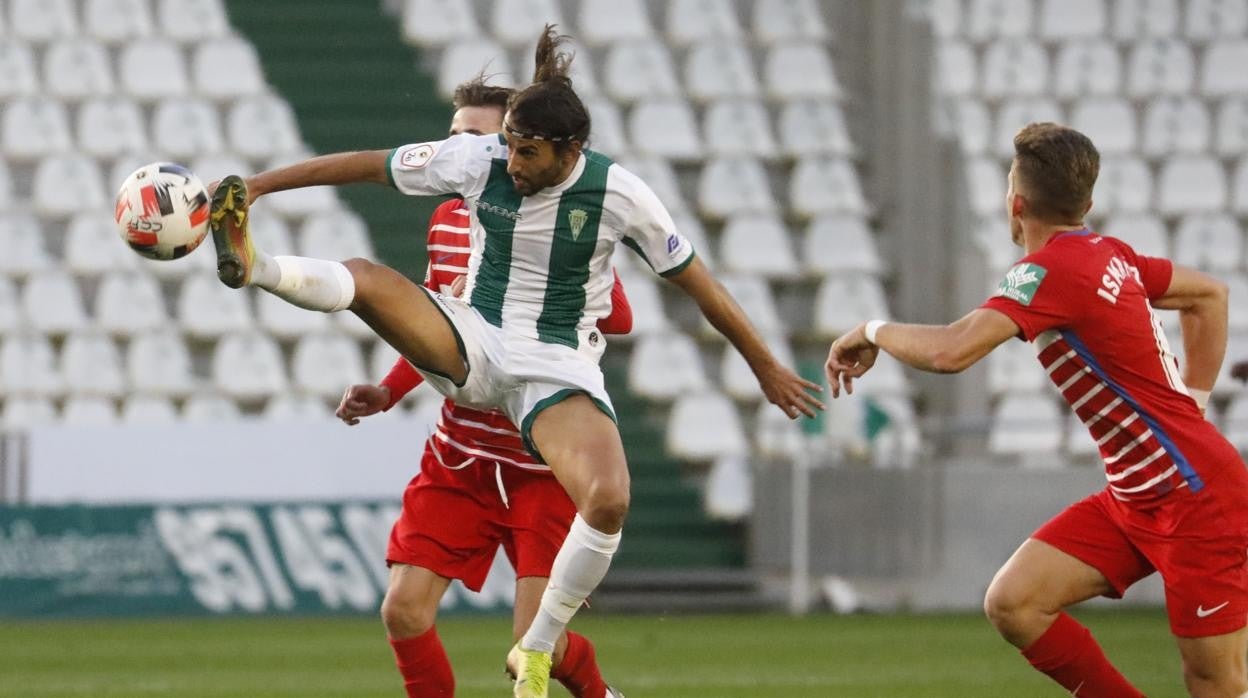 Mario Ortiz despeja un balón en el partido del Córdoba CF ante el Recreativo Granada