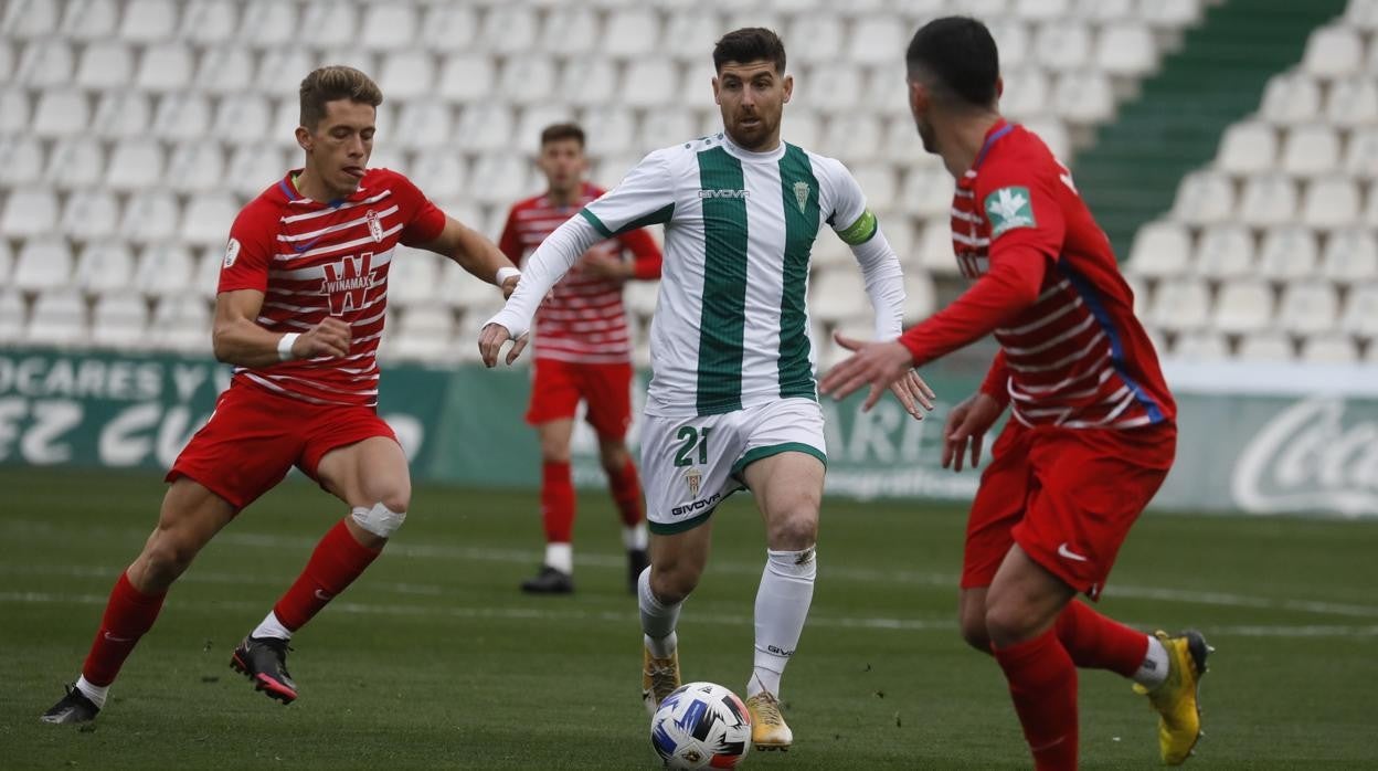 Javi Flores en el partido ante el Recreativo Granada