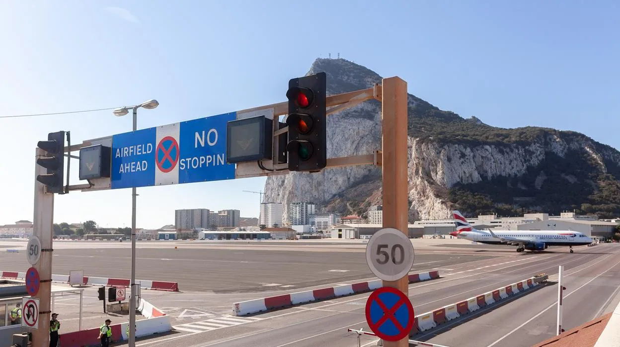 Imagen del aeropuerto de Gibraltar, con el Peñón al fondo