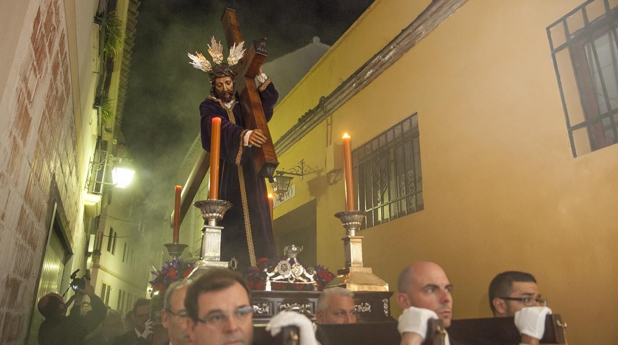 Nuestro Padre Jesús Nazareno, en su Vía Crucis un Viernes de Dolores