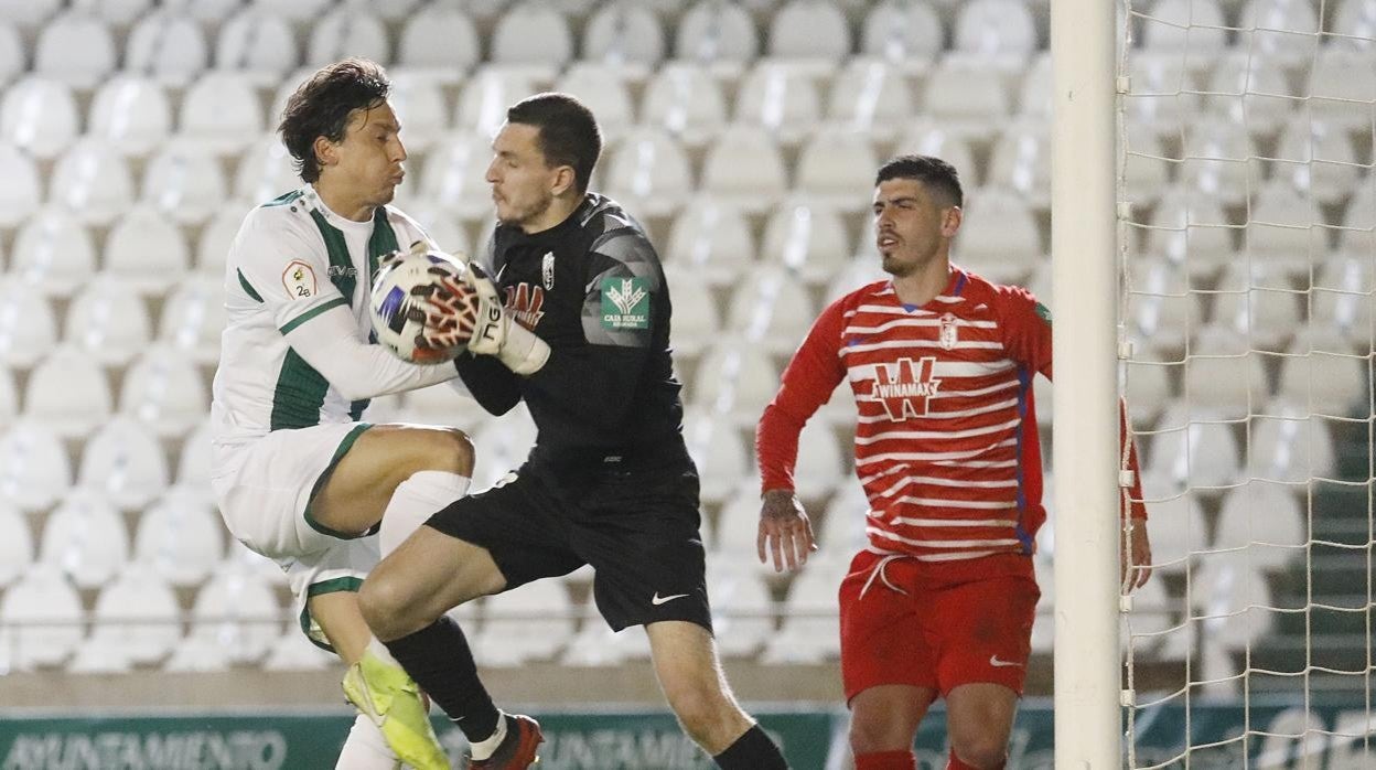 Manu Farrando choca con el portero del filial del Granada Joao Costa