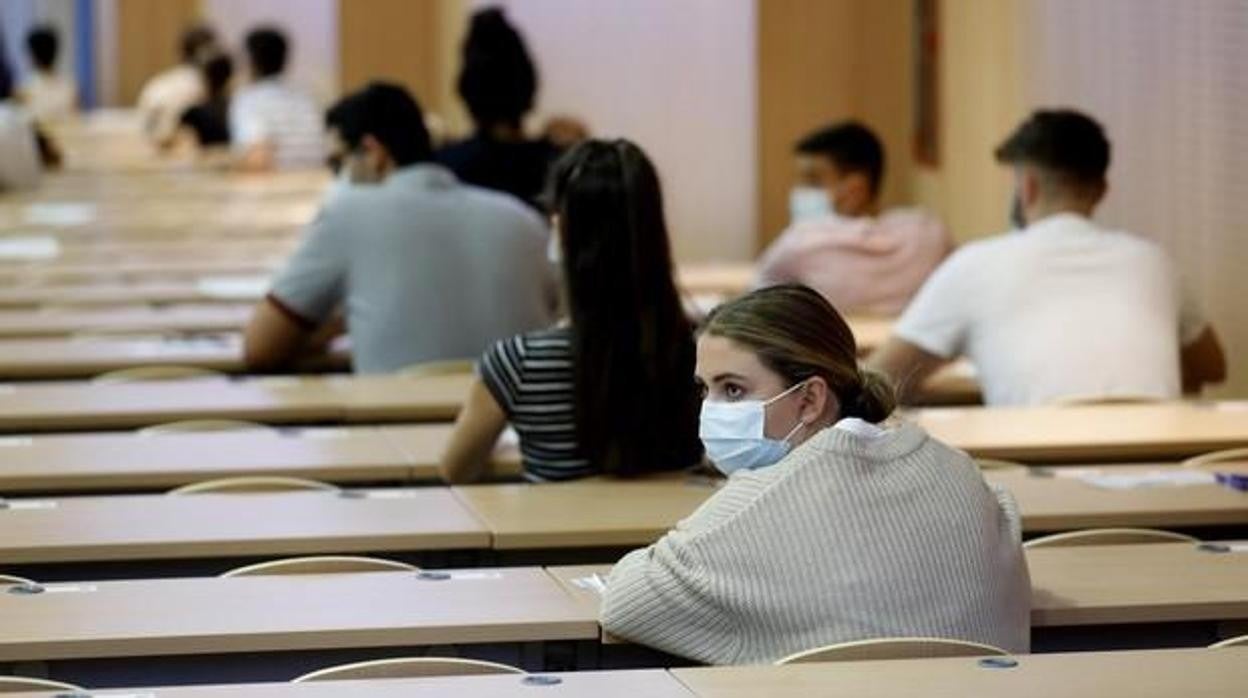 Opositores durante la realización de un examen