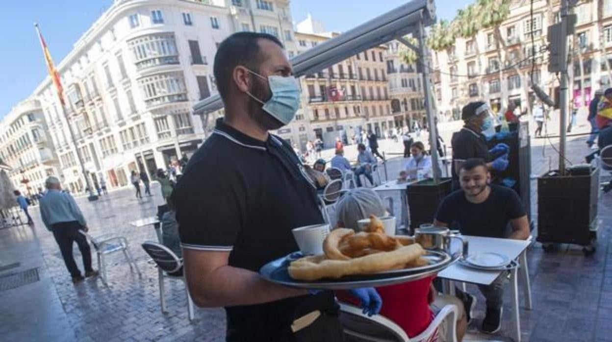 Terraza en Málaga, que podría reabrir en breve su hostelería