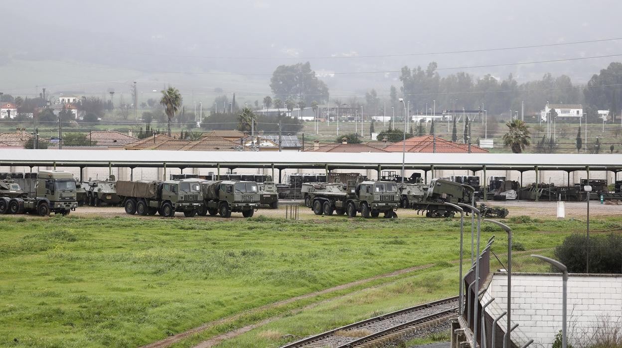 Vehículos en el parque de Ruedas 2, junto al que se construirá la futura Base Logística del Ejército en Córdoba